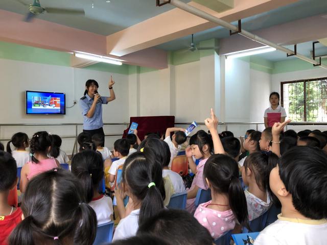 萬江交警走進勝利幼兒園開展交通安全宣傳活動/ 萬江交警走進勝利幼兒園開展交通安全宣傳活動