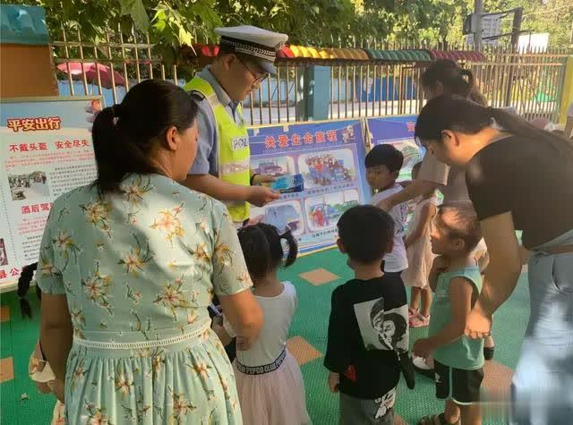 【鎮(zhèn)平交警】“七進(jìn)”宣傳 | “大手拉小手”交通安全宣傳進(jìn)幼兒園