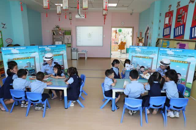 開學首日交警阿姨來講課 幼兒園小朋友在歡笑中學交通安全