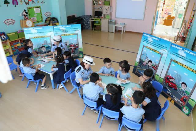 開學首日交警阿姨來講課 幼兒園小朋友在歡笑中學交通安全