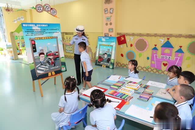 開學首日交警阿姨來講課 幼兒園小朋友在歡笑中學交通安全