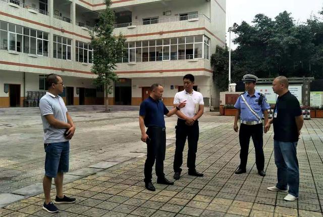 崇州市大劃鎮黨政領導檢查學校、幼兒園開學前安全 崇州市大劃鎮黨政領導檢查學校、幼兒園開學前安全