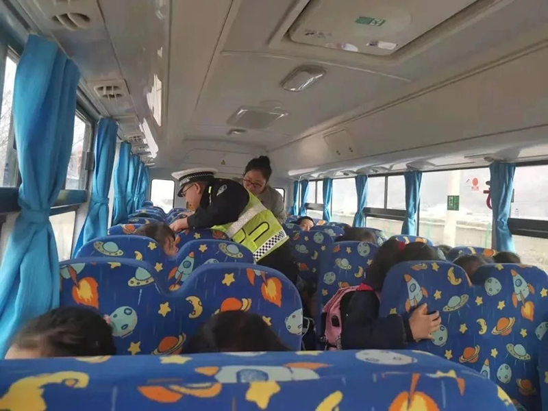 安塞交警積極開展校車安全隱患大排查