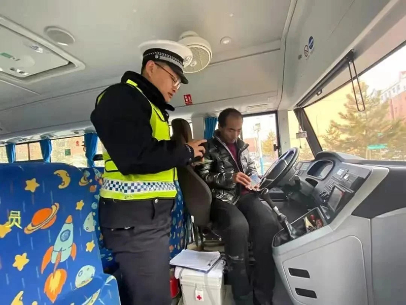 安塞交警積極開展校車安全隱患大排查