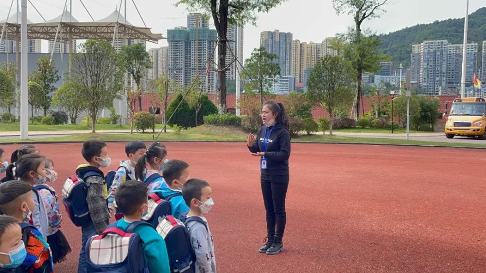 為愛護航，安全抵達——我校附屬幼兒園校車安全演練活動