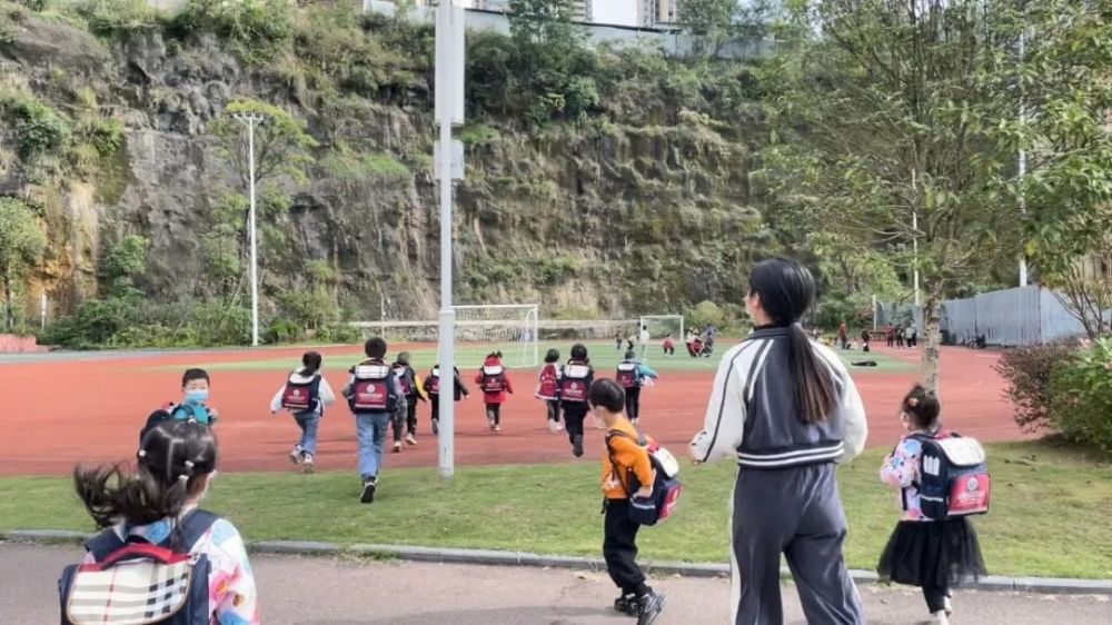 為愛護航，安全抵達——我校附屬幼兒園校車安全演練活動