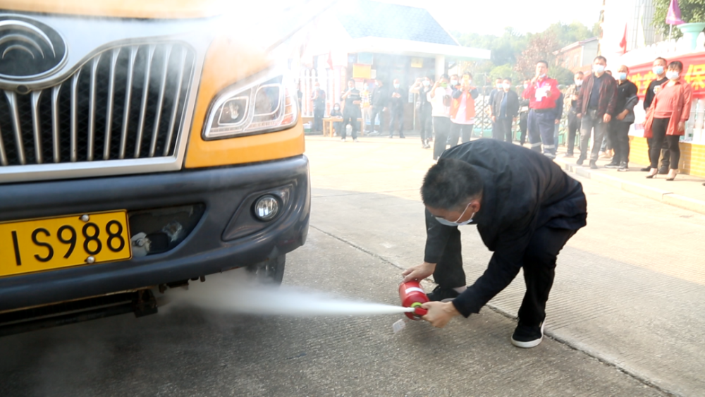 筑牢安全防線，我區(qū)開展校車安全應(yīng)急疏散演練活動(dòng)