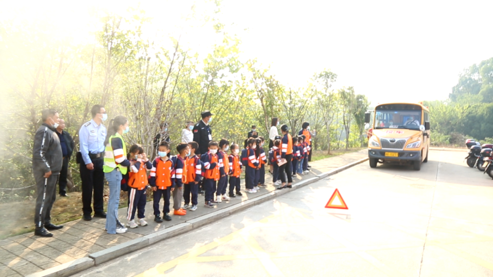 筑牢安全防線，我區(qū)開展校車安全應(yīng)急疏散演練活動(dòng)