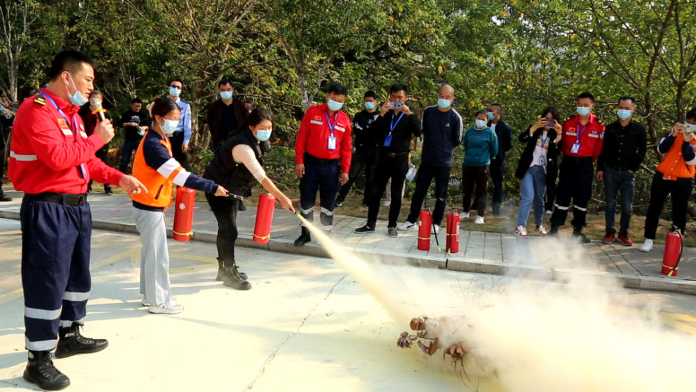 筑牢安全防線，我區(qū)開展校車安全應(yīng)急疏散演練活動(dòng)