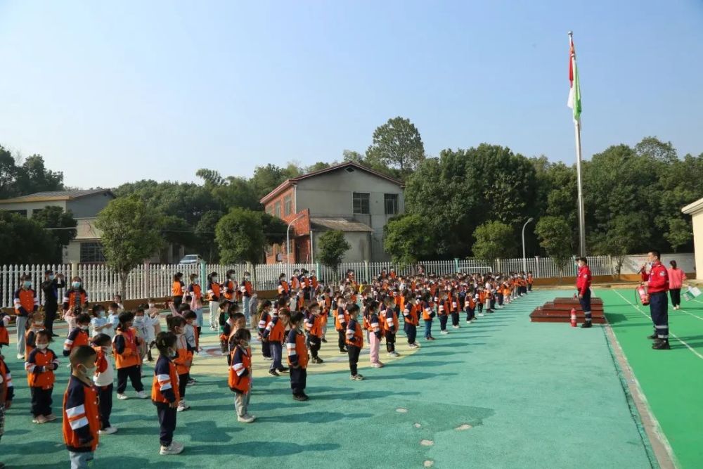 筑牢安全防線，我區(qū)開展校車安全應(yīng)急疏散演練活動(dòng)