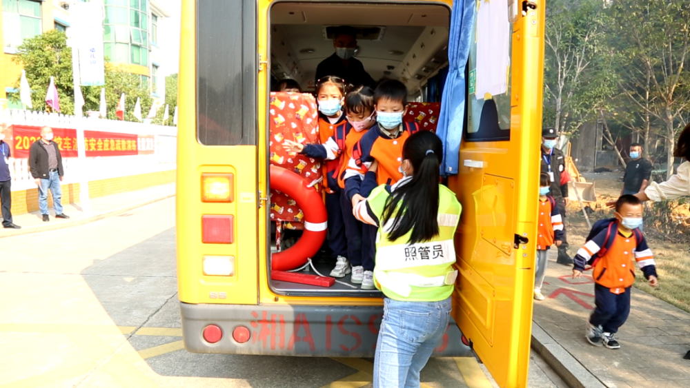 筑牢安全防線，我區(qū)開展校車安全應(yīng)急疏散演練活動(dòng)