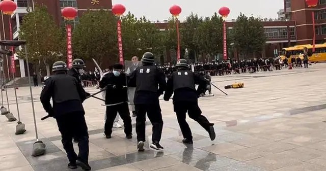 保障校車安全 濟南市開展校車消防及防暴應急演練 保障校車安全 濟南市開展校車消防及防暴應急演練