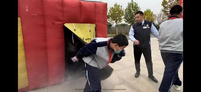保障校車安全 濟南市開展校車消防及防暴應急演練 保障校車安全 濟南市開展校車消防及防暴應急演練