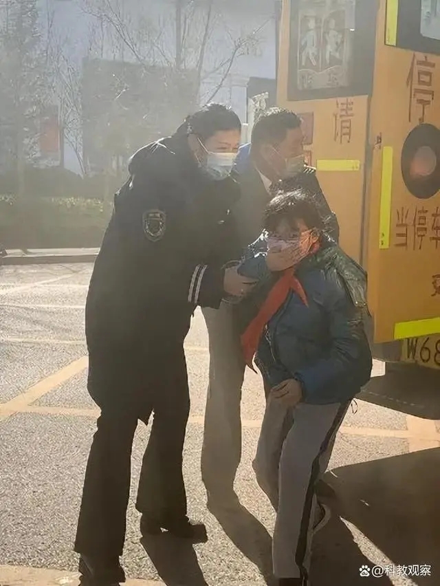 開學(xué)安全第一課——嶗山區(qū)張村河小學(xué)開展校車安全疏散應(yīng)急演練