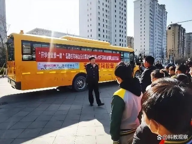 開學(xué)安全第一課——嶗山區(qū)張村河小學(xué)開展校車安全疏散應(yīng)急演練