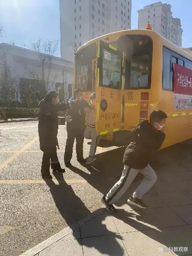 開學(xué)安全第一課——嶗山區(qū)張村河小學(xué)開展校車安全疏散應(yīng)急演練