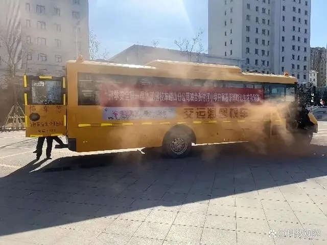 開學(xué)安全第一課——嶗山區(qū)張村河小學(xué)開展校車安全疏散應(yīng)急演練