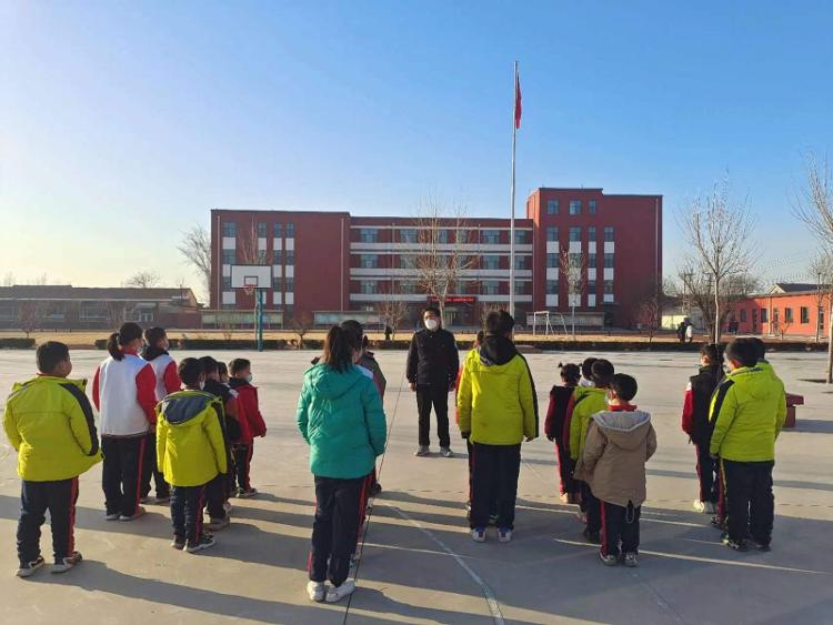 桓臺縣起鳳鎮華溝小學開展校車安全演練活動