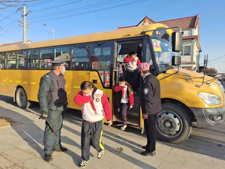 桓臺縣起鳳鎮華溝小學開展校車安全演練活動