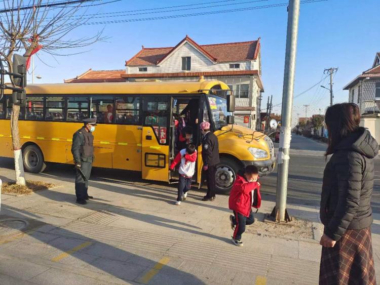 桓臺縣起鳳鎮華溝小學開展校車安全演練活動