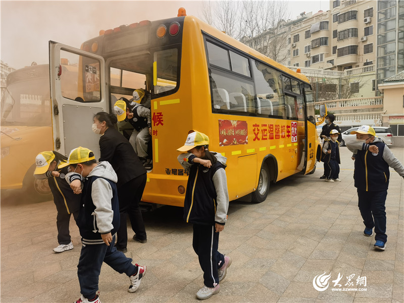 守護安全 青島溫馨校車開展春季綜合應急演練