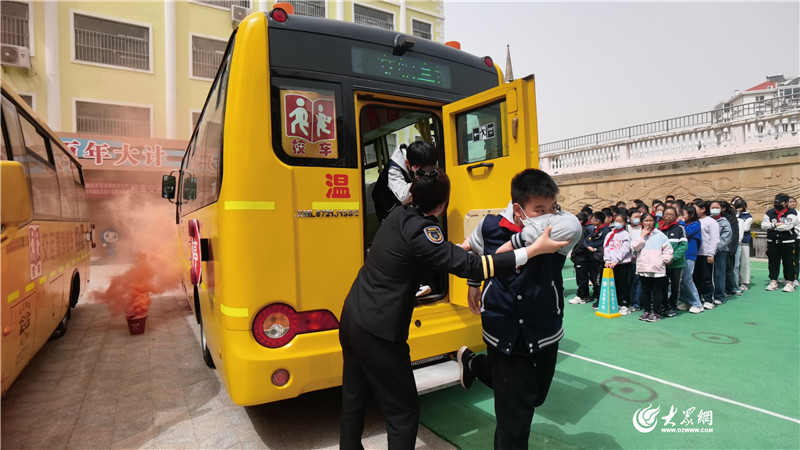 守護安全 青島溫馨校車開展春季綜合應急演練
