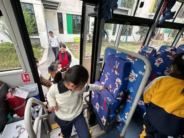 校車著火了可怎么辦？這家幼兒園進行了安全應急演練