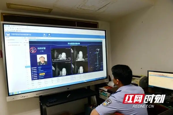 平安托起明天的太陽——常德市公安局交警支隊校車安全管理工作紀實 平安托起明天的太陽——常德市公安局交警支隊校車安全管理工作紀實