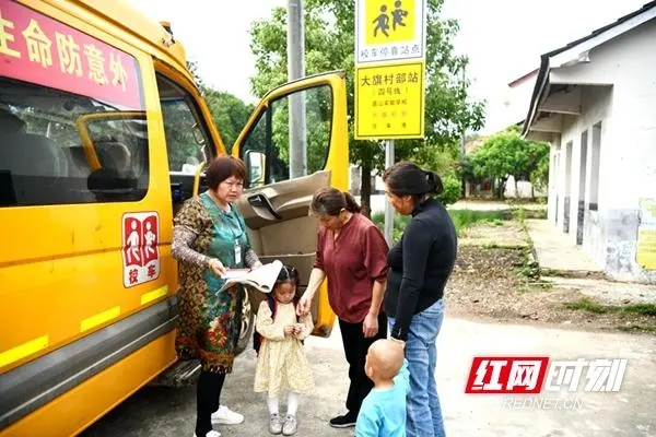 平安托起明天的太陽——常德市公安局交警支隊校車安全管理工作紀實 平安托起明天的太陽——常德市公安局交警支隊校車安全管理工作紀實
