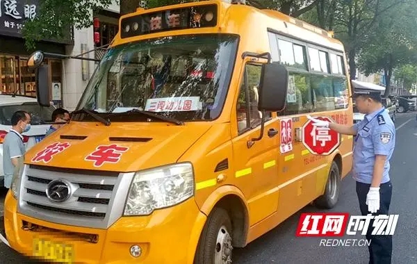 平安托起明天的太陽——常德市公安局交警支隊校車安全管理工作紀實 平安托起明天的太陽——常德市公安局交警支隊校車安全管理工作紀實