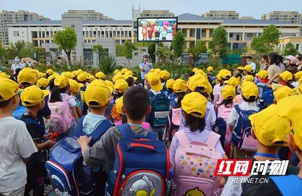 平安托起明天的太陽——常德市公安局交警支隊校車安全管理工作紀實 平安托起明天的太陽——常德市公安局交警支隊校車安全管理工作紀實