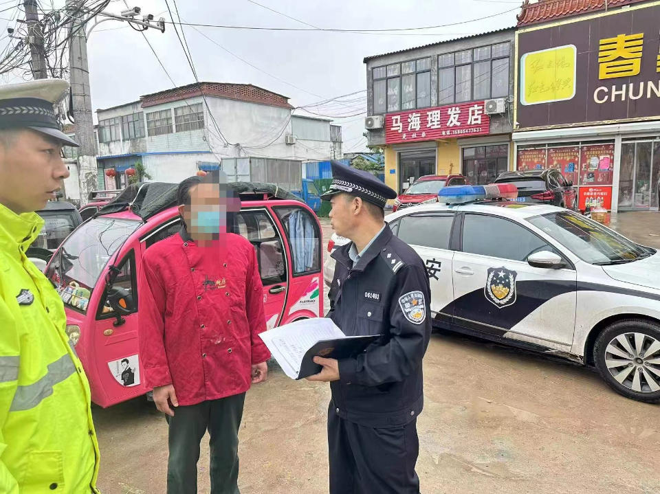 經(jīng)開交警開展校車突擊檢查，鑄牢學(xué)生“成長(zhǎng)安全網(wǎng)”