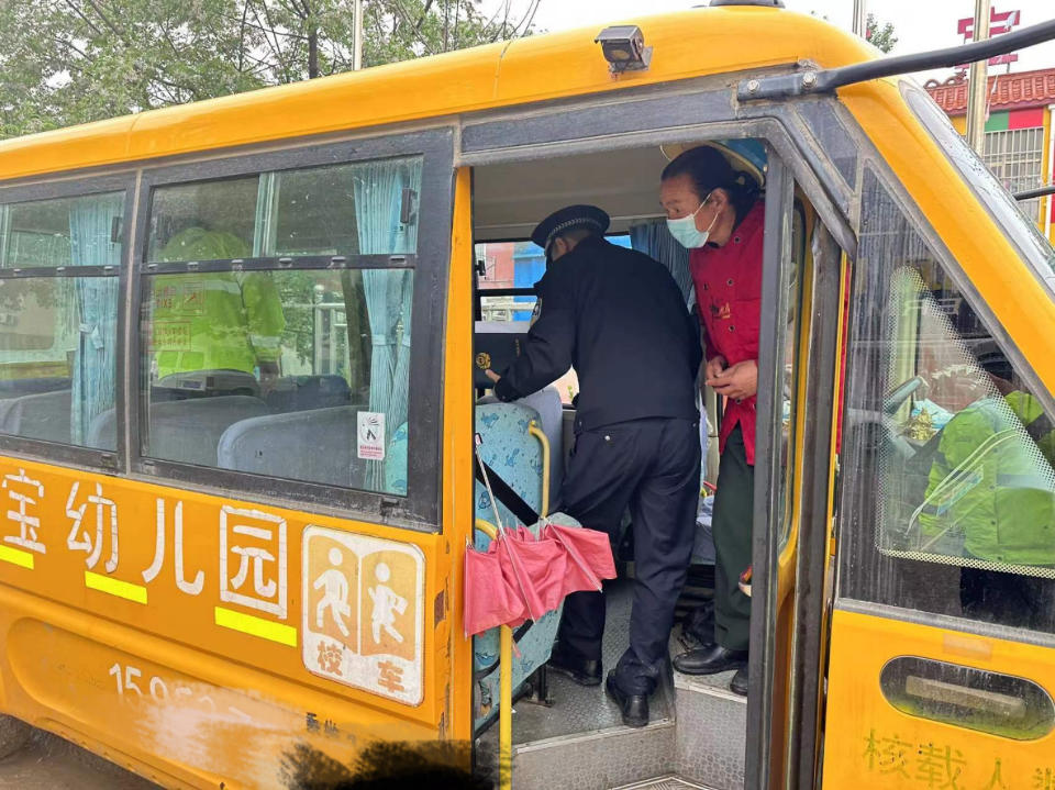 經(jīng)開交警開展校車突擊檢查，鑄牢學(xué)生“成長(zhǎng)安全網(wǎng)”