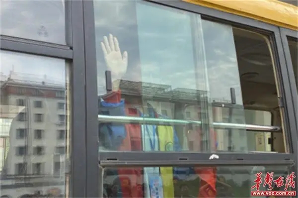 臨澧一完小開展校車防悶和應急逃生演練活動