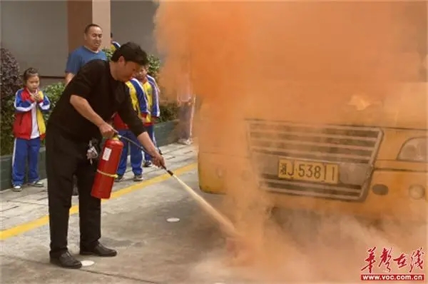 臨澧一完小開展校車防悶和應急逃生演練活動