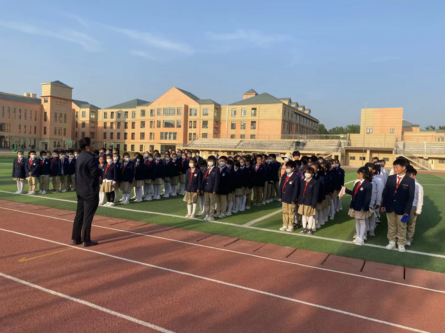 濟南高新區稼軒小學開展校車安全應急演練活動/ 濟南高新區稼軒小學開展校車安全應急演練活動