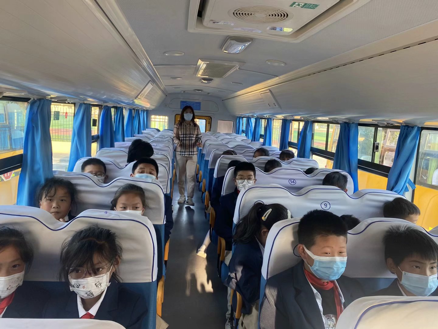 濟南高新區稼軒小學開展校車安全應急演練活動/ 濟南高新區稼軒小學開展校車安全應急演練活動