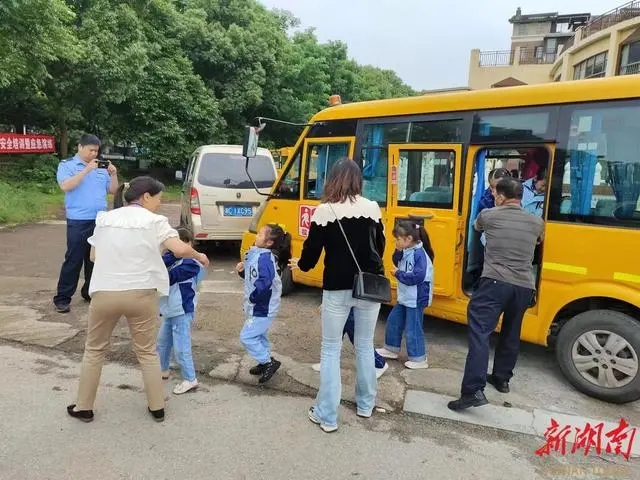 校車安全無小事,岳塘區(qū)開展校車安全培訓(xùn)暨應(yīng)急疏散演練 校車安全無小事,岳塘區(qū)開展校車安全培訓(xùn)暨應(yīng)急疏散演練