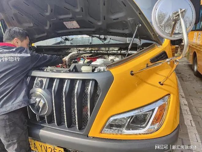 校車夏季大檢修,為學(xué)生安全出行保駕護航 圖片
