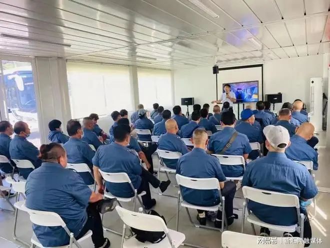 校車夏季大檢修,為學(xué)生安全出行保駕護航 圖片