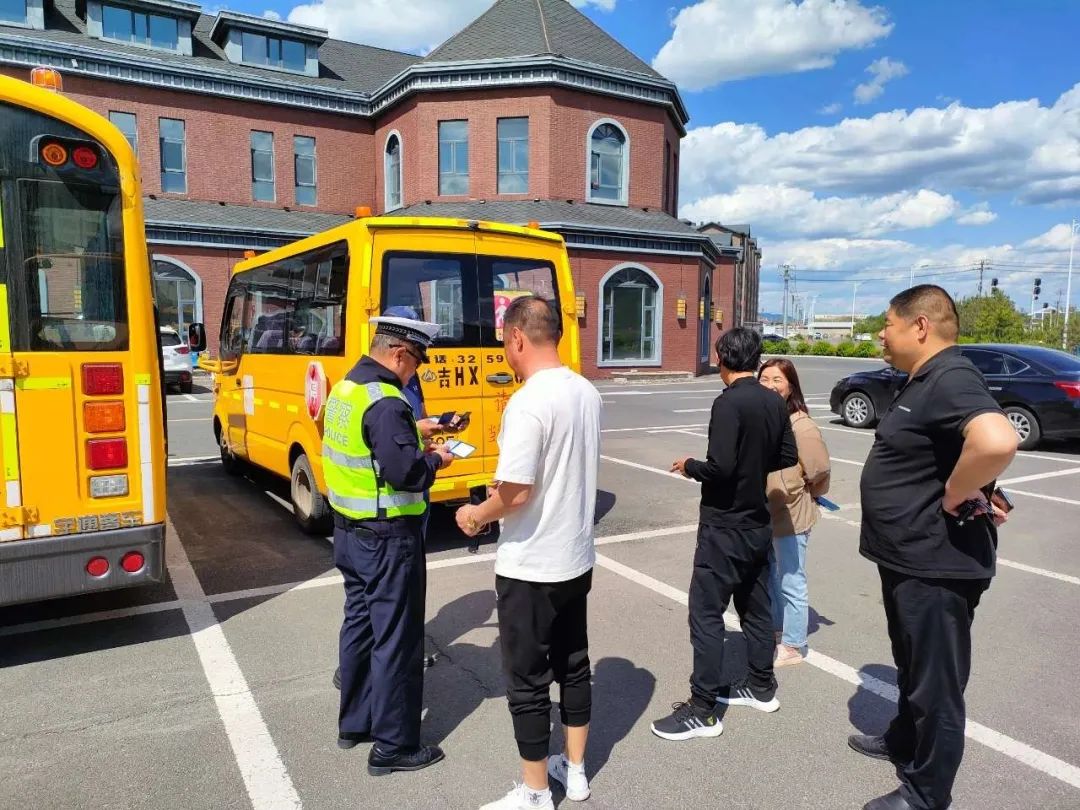 【工作動態】校車安全系萬家!龍井交警開展校車安全大檢查 圖片