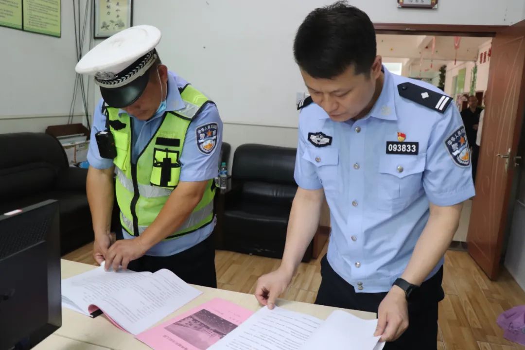 梅林中隊聯合多部門深入轄區幼兒園開展校車安全大檢查 擰緊校車安全閥 圖片