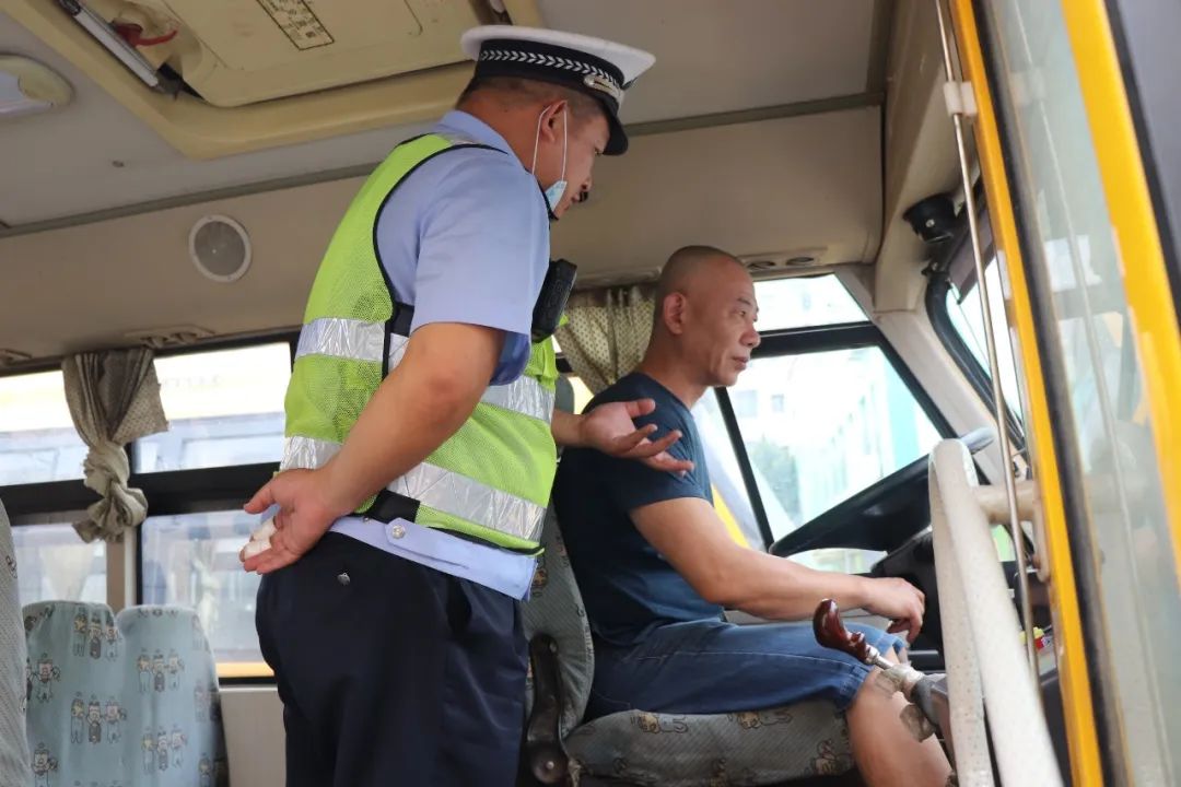 梅林中隊聯合多部門深入轄區幼兒園開展校車安全大檢查 擰緊校車安全閥 圖片