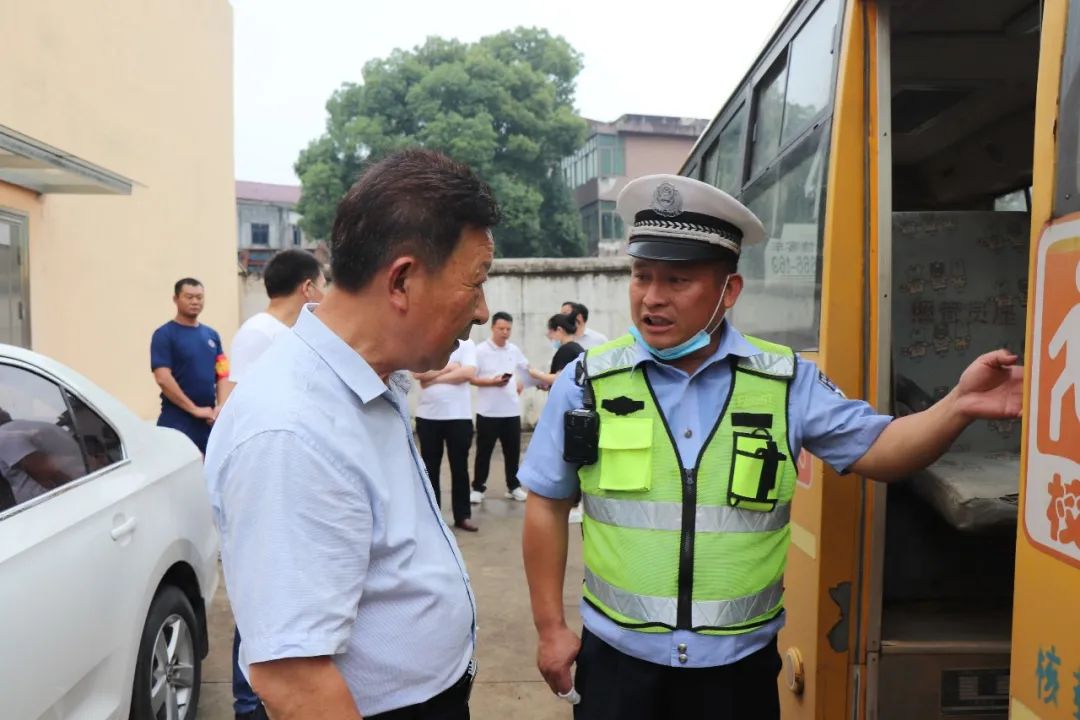 梅林中隊聯合多部門深入轄區幼兒園開展校車安全大檢查 擰緊校車安全閥 圖片