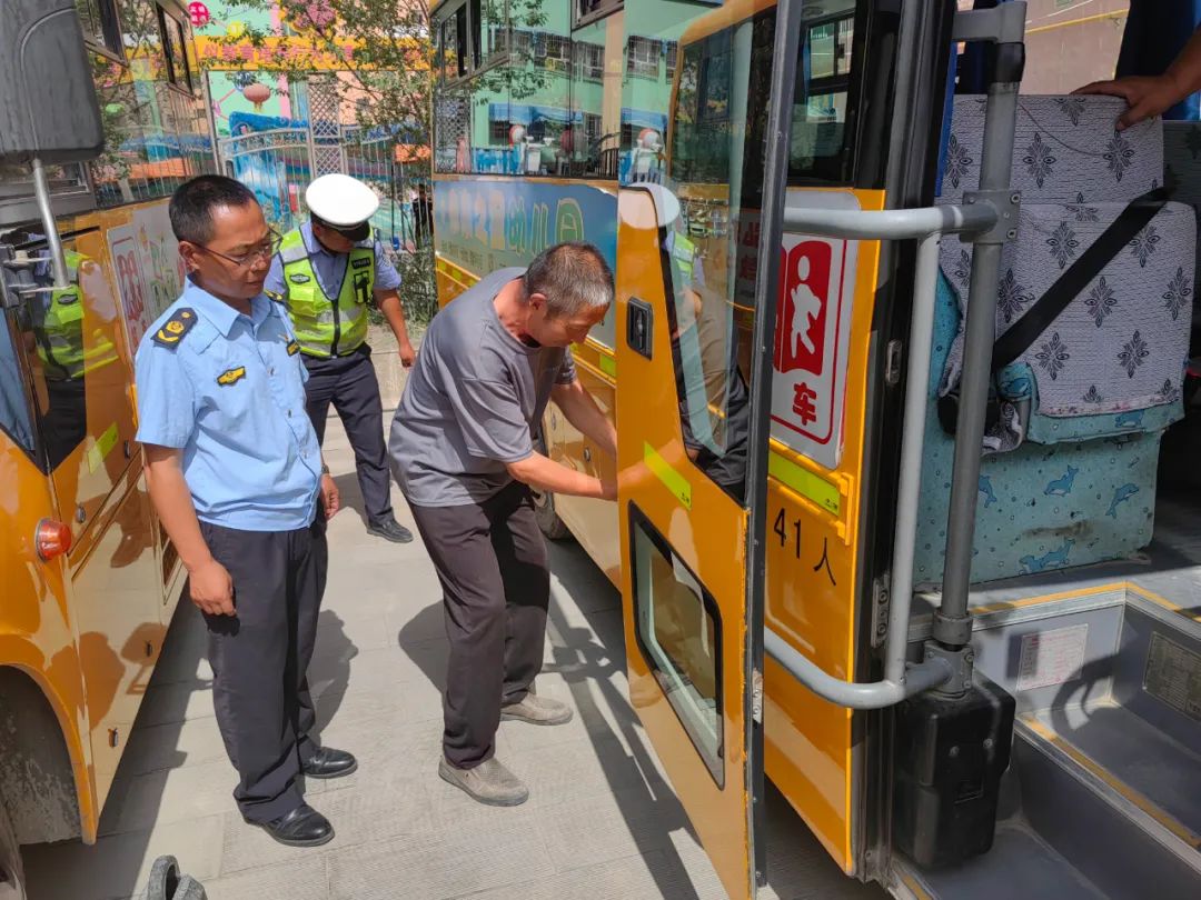 【安全生產(chǎn)月】開展校車“健康體檢” 守護學生出行安全 圖片