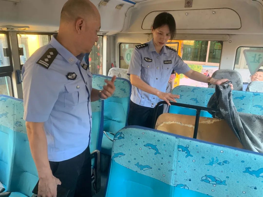 把好安全關!潮南交警走進學校開展校車安全檢查和宣傳教育 圖片