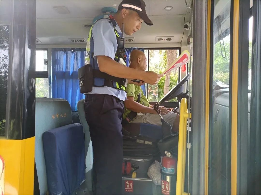 “護苗”專項行動 | 陵水交警開展校車安全檢查 嚴把學(xué)生出行安全關(guān) 圖片