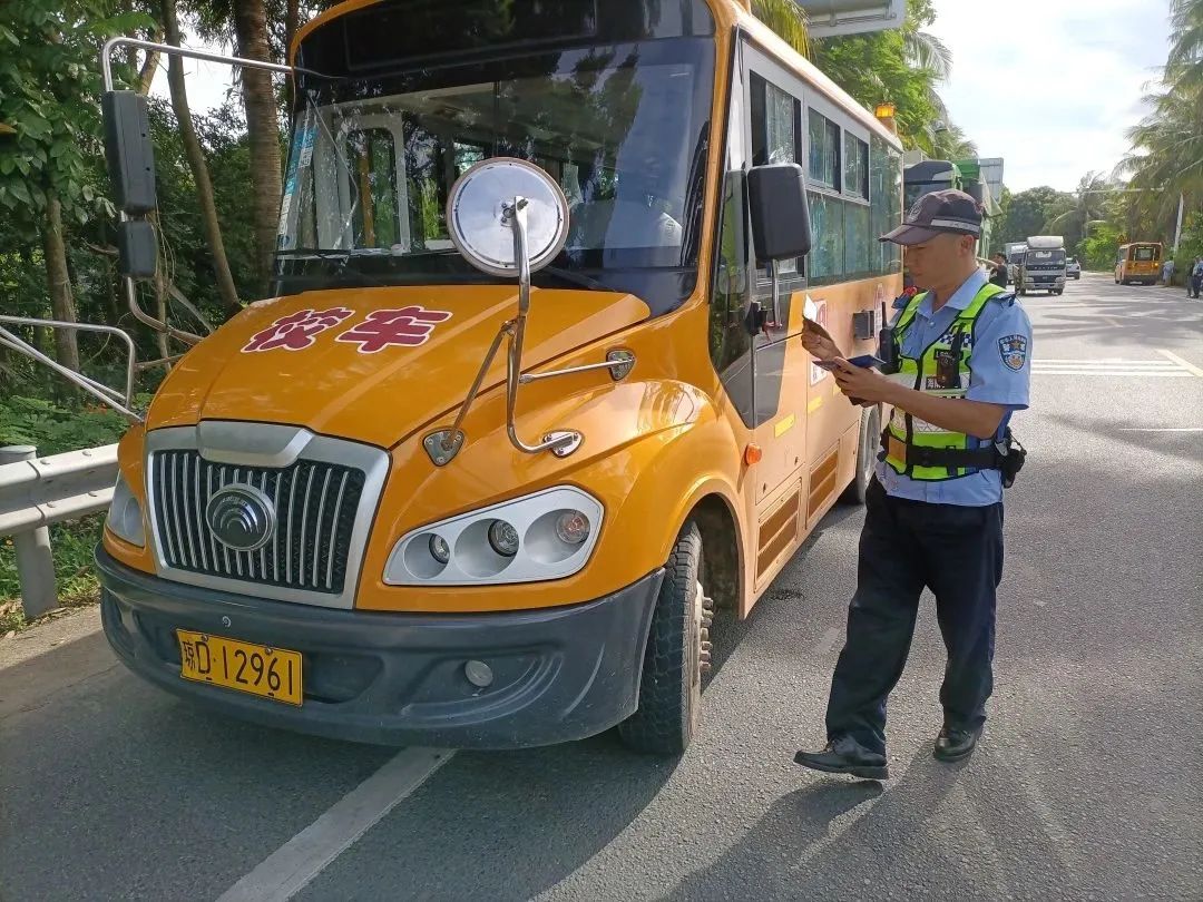 “護苗”專項行動 | 陵水交警開展校車安全檢查 嚴把學(xué)生出行安全關(guān) 圖片