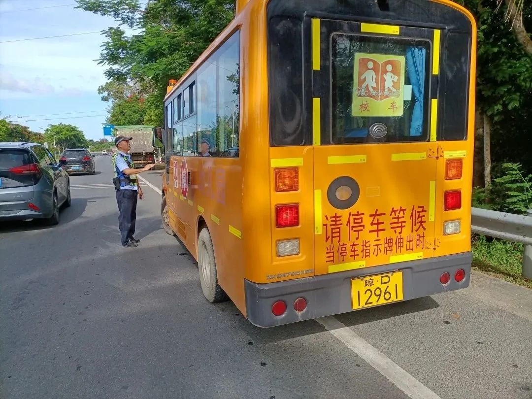 “護苗”專項行動 | 陵水交警開展校車安全檢查 嚴把學(xué)生出行安全關(guān) 圖片