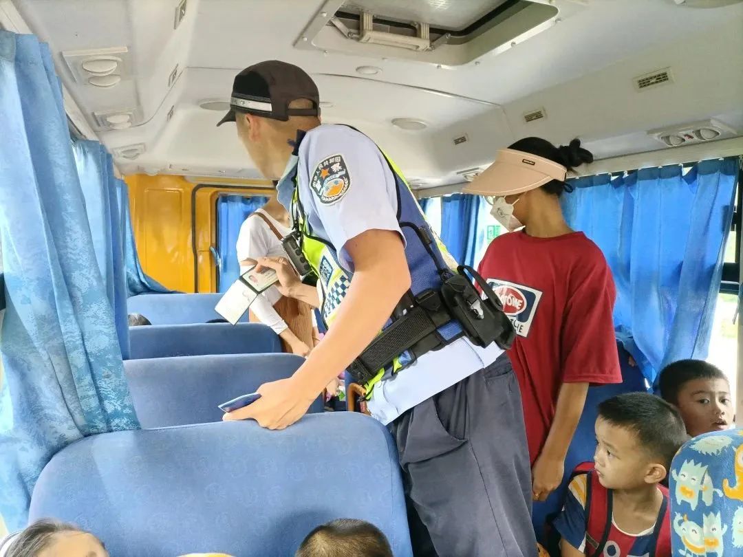 “護苗”專項行動 | 陵水交警開展校車安全檢查 嚴把學(xué)生出行安全關(guān) 圖片